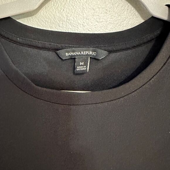 Banana Republic black fit and flare tee size medium - Picture 3 of 5